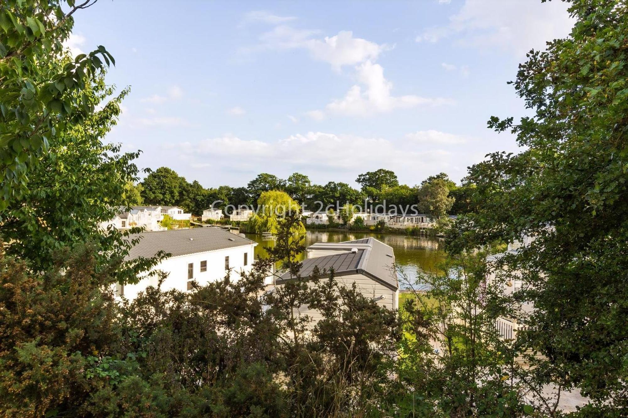Stunning Lodge With Decking At Oaklands Holiday Park In Essex Ref 39017Rw Clacton-on-Sea Exteriér fotografie